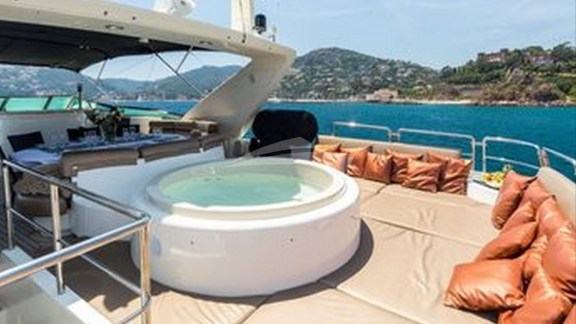Deck Jacuzzi