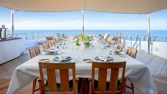 Sundeck aft dining - optional shade