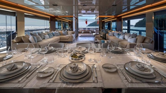 Main deck dining