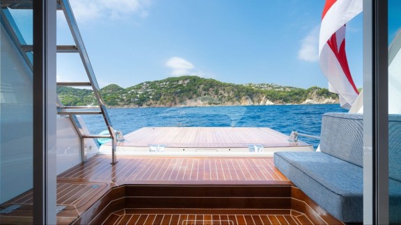 bgyb_charter_swan105_selena_new_photos14