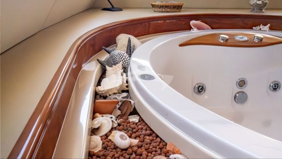 bgyb_charter_catamaran_sunreef82_houbara_21