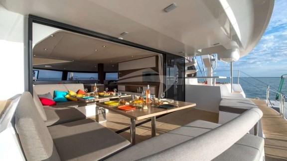 Dining area for up to 8 persons