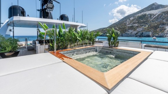 Deck Jacuzzi