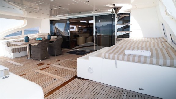 bgyb_charter_catamaran_sunreef82_houbara_10