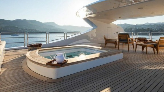 Deck Jacuzzi