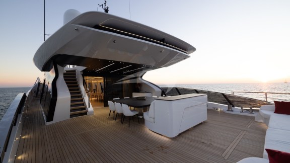 N1 Mangusta 165 REV Main Deck