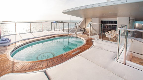 SUN DECK / JACUZZI