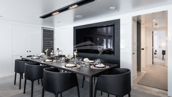 Formal dining main saloon