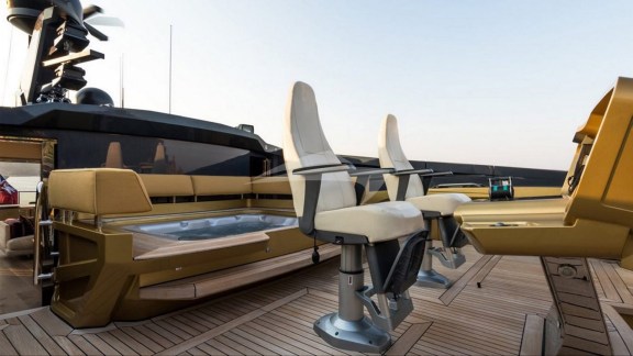 Fly bridge and Jacuzzi