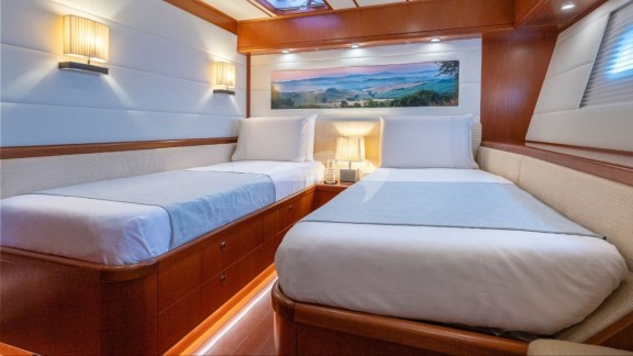 bgyb_charter_swan105_selena_new_photos18