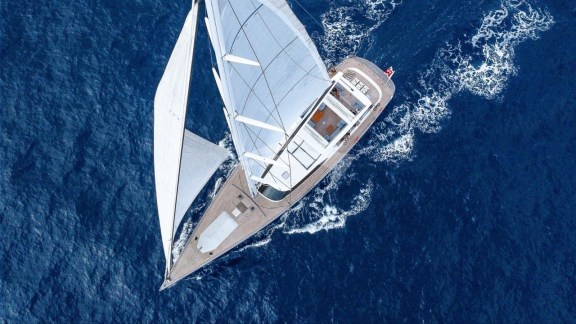 bgyb_charter_swan105_selena_new_photos4