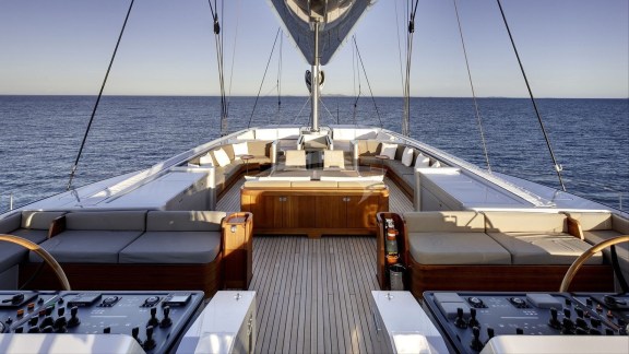 Deck seating and cockpit