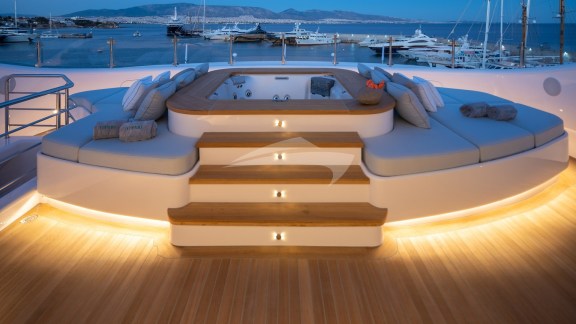 Deck Jacuzzi