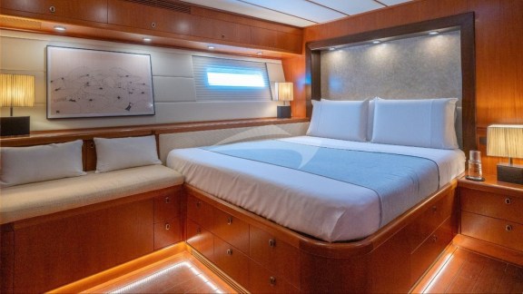 bgyb_charter_swan105_selena_new_photos17