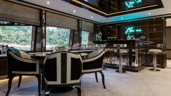 Sitting room and bar