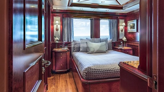 VIP queen / bridge deck forward