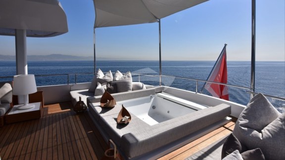 Deck Jacuzzi