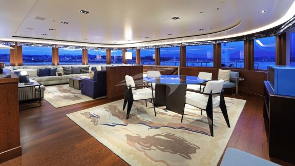 Upper deck observation lounge