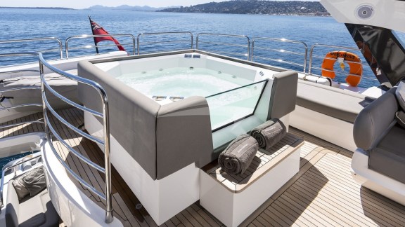 Deck Jacuzzi