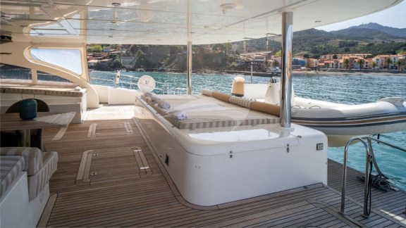 bgyb_charter_catamaran_sunreef82_houbara_11