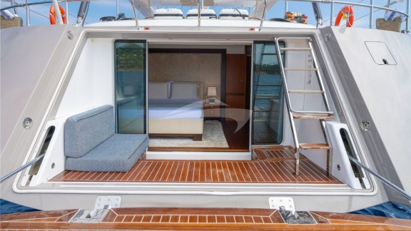 bgyb_charter_swan105_selena_new_photos15