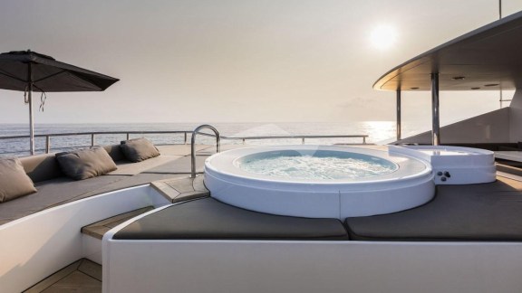Deck Jacuzzi
