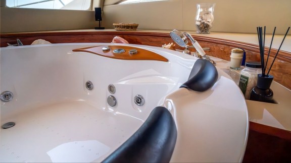 bgyb_charter_catamaran_sunreef82_houbara_20