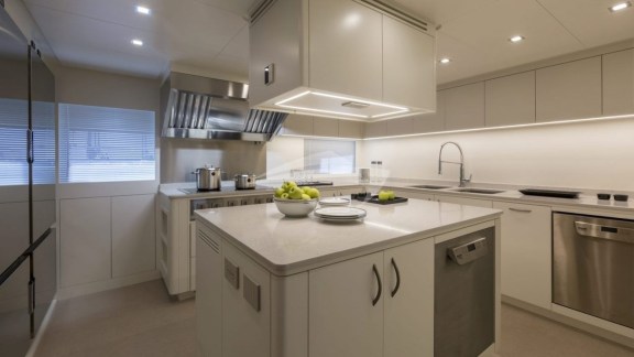 N1 Mangusta 165 REV Galley