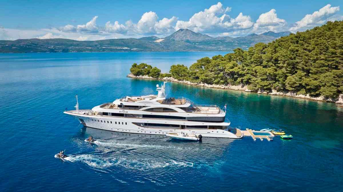 Luxury yacht charter in Corsica