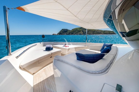 Foredeck seating/lounging area