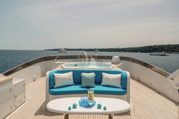 Sun deck sitting area