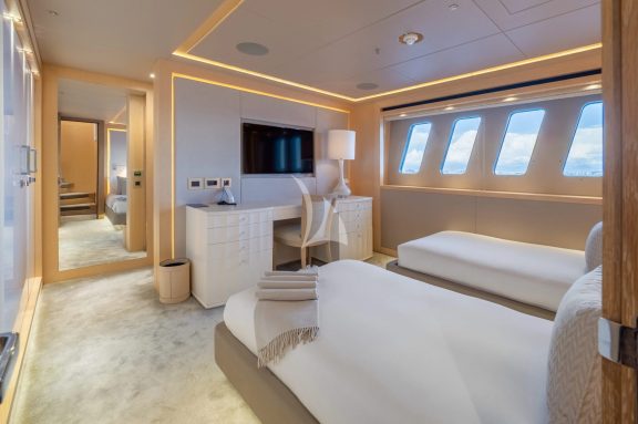 Double/twin convertible cabin (starboard)