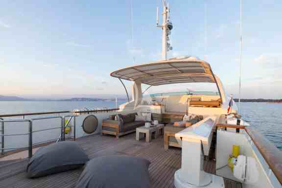 Flybridge facing forward