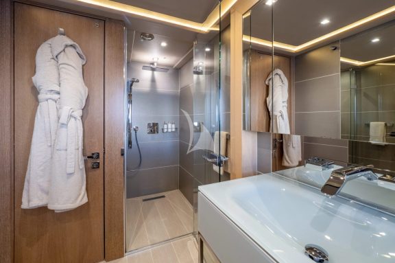 Double/twin convertible cabin (portside) en suite bathroom