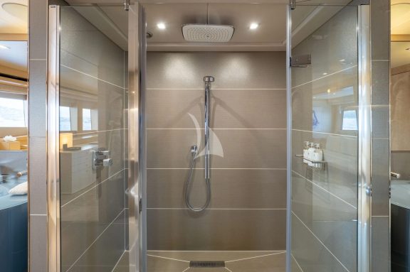 Master cabin en suite bathroom