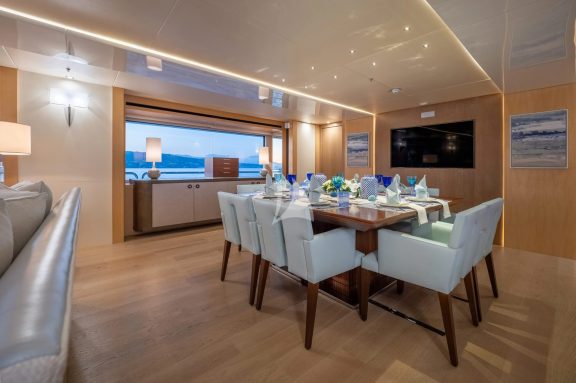 Extendable table for 8 to 12 guests