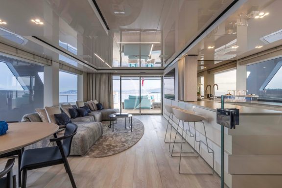 Bridge deck salon