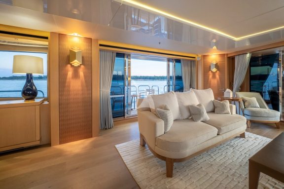 Bridge deck salon and fold-out balcony