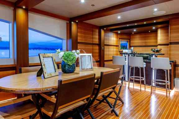 Sky lounge - Extra dining table and bar
