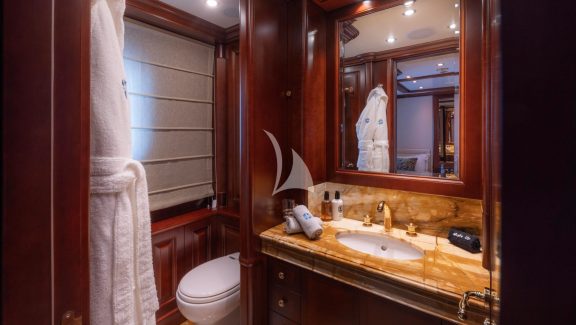 Twin cabin ensuite bathroom