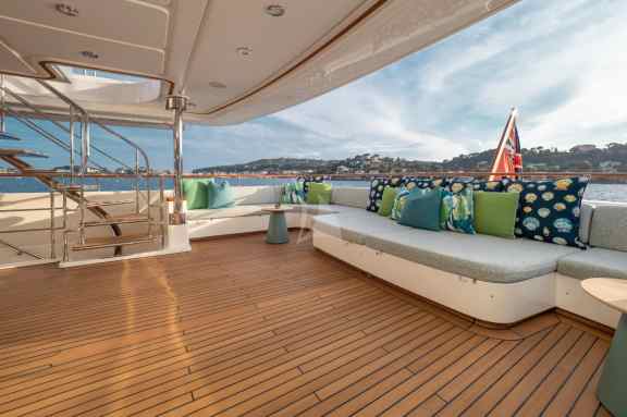 Upper deck aft sitting area