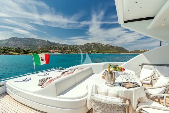 Stern table and sunpad