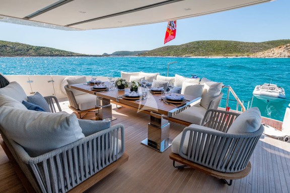 Main deck dining/lounge