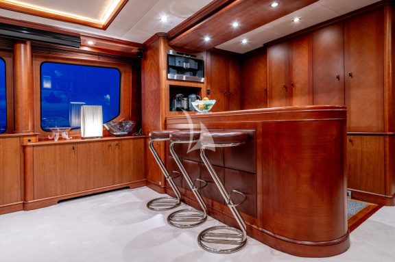 Upper Deck Salon - Bar