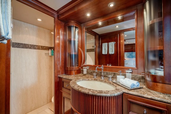 Double cabin en suite bathroom