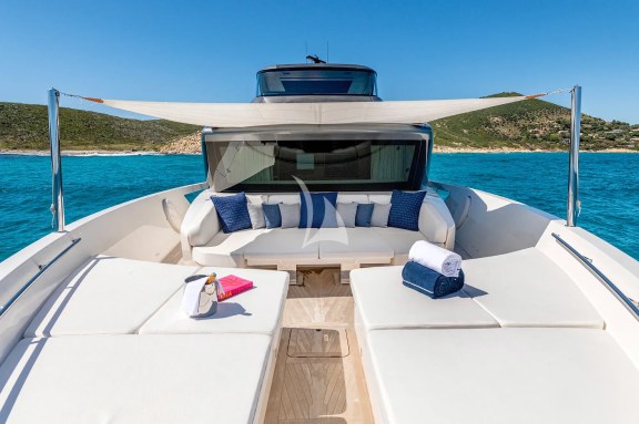Foredeck seating/lounging area