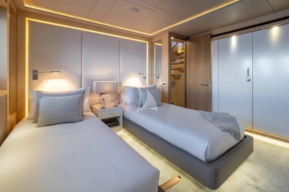 Double/twin convertible cabin (starboard)