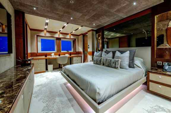 Master cabin looking starboard