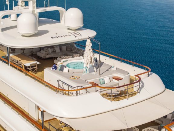 Sundeck aft