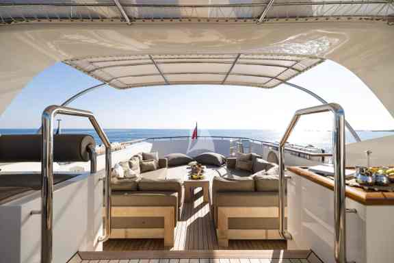 Flybridge deck facing aft